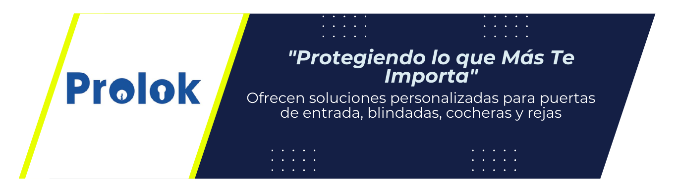 Cerrajero a domicilio instalando cerradura Prolok en una puerta residencial