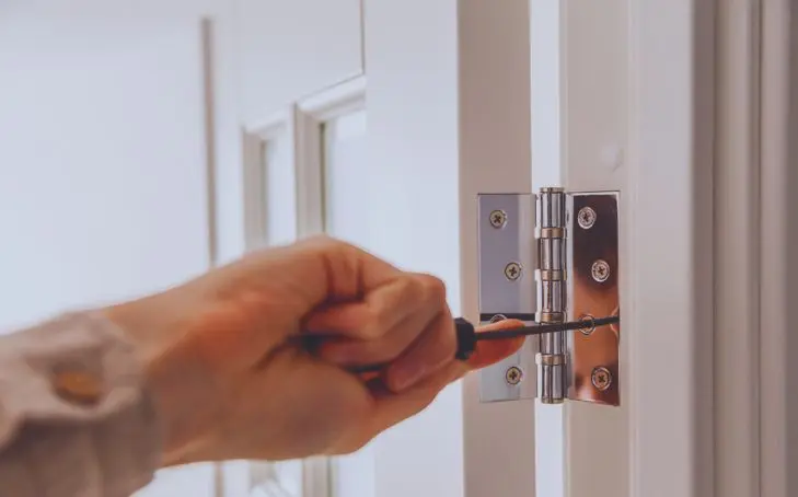 Reparación de puerta desalineada que no abre